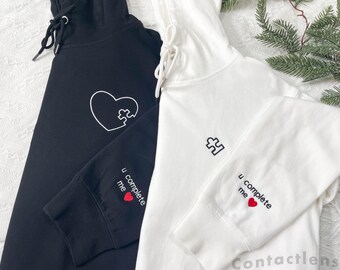 Gesticktes Herz & Puzzleteil Passende Hoodies, Benutzerdefiniertes Jubiläums-Paar-Sweatshirt, Initialen mit Herz auf dem Ärmel, Geschenke für Paare