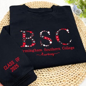 Benutzerdefinierte College Sweatshirt mit Blumenstickerei, Rundhalsausschnitt mit Blumenmuster bestickt, High School Shirt, Abschlussgeschenk, Zurück zum College Geschenk