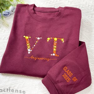 Benutzerdefiniertes College-Blumenbrief-besticktes Hoodie-Sweatshirt, personalisiertes Universitäts-Sorority-griechischer Buchstabe-Sweatshirt, zurück zum Collegegeschenk