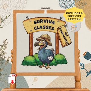Puede incluir: Patrón de punto de cruz con un dodo de dibujos animados con sombrero de safari, de pie frente a un letrero de madera que dice "Surviva Classes". Incluye un patrón de regalo gratuito. La imagen está enmarcada en madera.