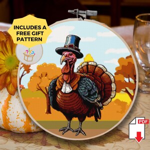 Pode incluir: Um padrão de ponto cruz de um peru usando uma cartola e uma gravata borboleta, em um cenário de outono. O design é emoldurado em um bastidor de madeira. Inclui um padrão de presente grátis. Um download em PDF está disponível.