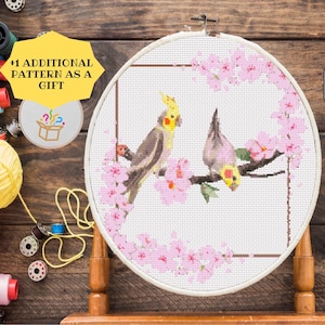 Schema punto croce uccelli: coppia di cacatua con fiori di ciliegio, elegante ricamo per tessuto Aida, coppia di ninfe