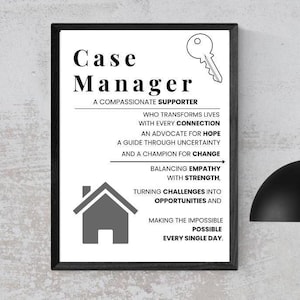 Peut inclure: Affiche imprimable noir et blanc avec le texte "Case Manager" et une définition d'un gestionnaire de cas comme un soutien compatissant qui transforme des vies à chaque connexion. L'affiche comprend également une icône de maison et une icône de clé.