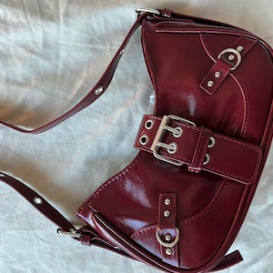 Sac à boucle en cuir rouge bordeaux