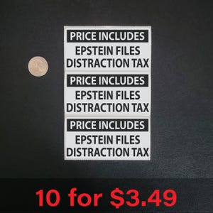 Puede incluir: Tres pegatinas rectangulares blancas con texto negro que dice "PRICE INCLUDES EPSTEIN FILES DISTRACTION TAX" están apiladas sobre una superficie negra. Una moneda está al lado de las pegatinas. El texto "10 for $3.49" está en la parte inferior.
