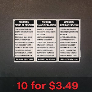 Könnte beinhalten: Drei identische rechteckige Aufkleber mit schwarzem Hintergrund und weißem Text. Der Text lautet: WARNING SIGNS OF FASCISM, gefolgt von einer Liste mit zwölf Punkten, darunter POWERFUL NATIONALISM, DISDAIN FOR HUMAN RIGHTS und RESIST FASCISM.
