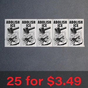 以下が含まれることがあります： 「ABOLISH ICE」の文字と、ハンマーで叩かれる漫画の氷のキャラクターが描かれた、白いステッカーが5枚並んだシート。氷のキャラクターはバンダナを着用し、雲の上を走っています。背景は濃いグレーです。