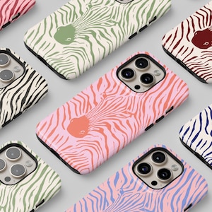 Puede incluir: Una colección de fundas para iPhone con diferentes diseños de estampado de cebra. Las fundas están disponibles en una variedad de colores, incluyendo rosa, azul, verde, rojo y negro.