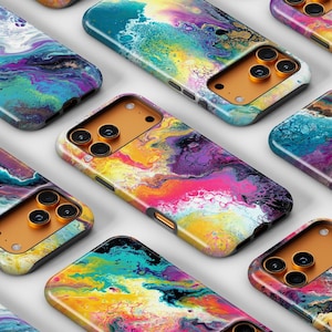 Op de afbeelding: Een verzameling kleurrijke telefoonhoesjes met abstracte ontwerpen. De hoesjes hebben een verscheidenheid aan levendige kleuren, waaronder blauw, groen, paars, geel en roze, waardoor een marmerachtig effect ontstaat. De hoesjes hebben een zwarte rand en een goudkleurige camera-uitsparing.