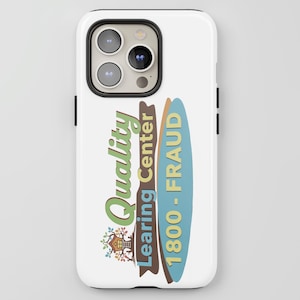 Könnte beinhalten: Weißes Handycase mit einem vertikalen Design, das die Wörter "Quality Learning Center" und "1800-FRAUD" enthält. Das Design zeigt eine Baumhausgrafik und eine blaue und braune Surfbrettform.