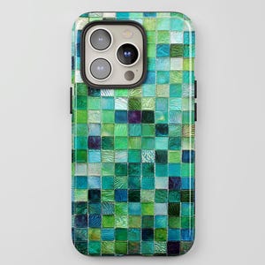 Puede incluir: Una funda para smartphone con un diseño de mosaico. La funda presenta un patrón de pequeñas baldosas cuadradas en tonos verdes, azules y morados. Las lentes de la cámara son visibles en la parte superior. La funda está diseñada para proteger el teléfono.