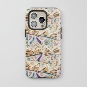 Op de afbeelding: Een telefoonhoesje met een herhalend patroon van open boeken en bloemelementen in beige, bruin, blauw en paars. De hoes heeft een glanzende afwerking en een camera-uitsparing.