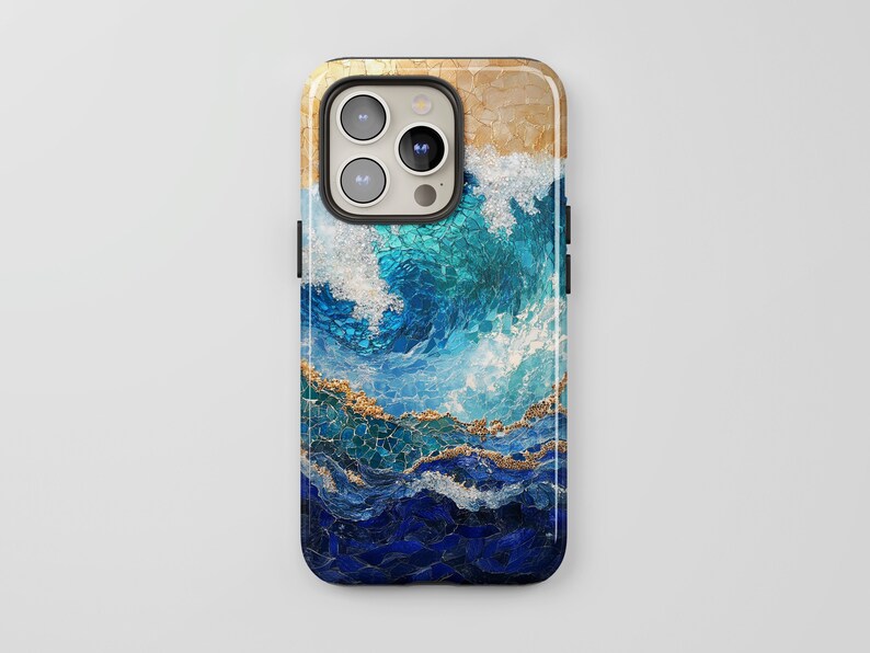 K&ouml;nnte beinhalten: Eine Handyh&uuml;lle mit einem Mosaikdesign einer blauen und goldenen Meereswelle. Die H&uuml;lle hat einen schwarzen Rand und einen Ausschnitt f&uuml;r die Kamera.