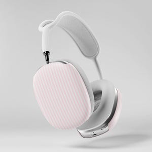Op de afbeelding: Witte en zilveren over-ear hoofdtelefoon met roze en wit gestreepte oorschelpen. De hoofdtelefoon heeft een gewatteerde hoofdband en oorschelpen, en een zilverkleurig metalen frame. Het ontwerp is modern en minimalistisch, met strakke lijnen en een strakke uitstraling.