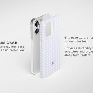 Puede incluir: Una funda de tel&eacute;fono delgada con un patr&oacute;n de cuadros vichy en color lila claro y blanco, con las letras SK impresas en negro. El texto SLIM CASE Single layered case for basic protection y The SLIM case is ultra thin for superior feel. Provides durability from scratches and drops in a sleek form factor! es visible.