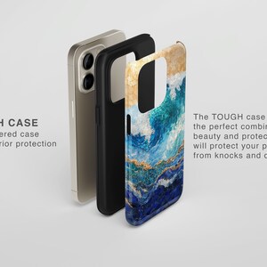 K&ouml;nnte beinhalten: Eine Handyh&uuml;lle mit einem abstrakten Design in Blau und Gold. Die H&uuml;lle besteht aus zwei Schichten f&uuml;r zus&auml;tzlichen Schutz. Der Text "TOUGH CASE" ist auf dem Bild zu sehen.