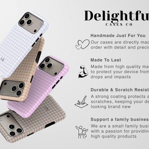 Puede incluir: Cuatro fundas para smartphone con un patr&oacute;n de cuadros vichy en azul claro, beige, rosa y marr&oacute;n claro. Cada funda tiene un recorte para la c&aacute;mara y algunas incluyen iniciales. El texto a la derecha dice Delightful Cases Co, Handmade Just For You, Made To Last, Durable & Scratch Resistant y Support a family business.