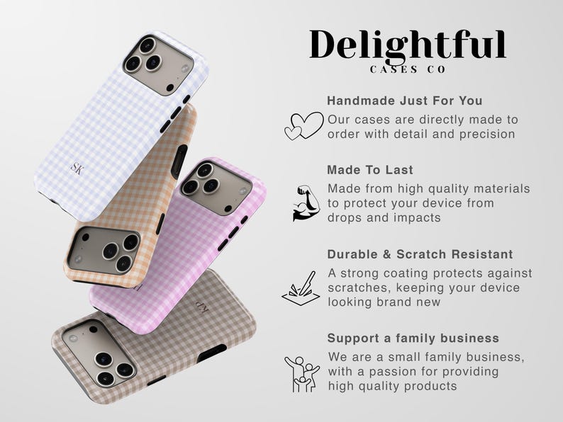Puede incluir: Cuatro fundas para smartphone con un patr&oacute;n de cuadros vichy en azul claro, beige, rosa y marr&oacute;n claro. Cada funda tiene un recorte para la c&aacute;mara y algunas incluyen iniciales. El texto a la derecha dice Delightful Cases Co, Handmade Just For You, Made To Last, Durable & Scratch Resistant y Support a family business.