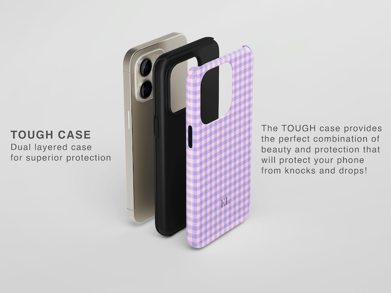 Puede incluir: Una funda de tel&eacute;fono de doble capa con un patr&oacute;n de cuadros vichy en color lila claro y blanco, con las iniciales EL impresas en la parte posterior. Se muestra junto a un forro negro y un smartphone dorado. Texto: TOUGH CASE Dual layered case.
