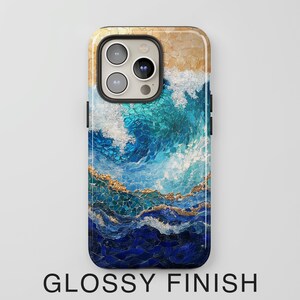 K&ouml;nnte beinhalten: Eine Handyh&uuml;lle mit gl&auml;nzender Oberfl&auml;che, die ein blaues und goldenes Mosaikdesign von Ozeanwellen zeigt, die an einem Strand brechen.