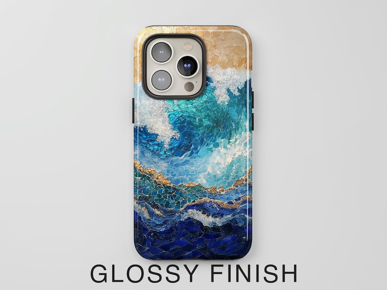 K&ouml;nnte beinhalten: Eine Handyh&uuml;lle mit gl&auml;nzender Oberfl&auml;che, die ein blaues und goldenes Mosaikdesign von Ozeanwellen zeigt, die an einem Strand brechen.