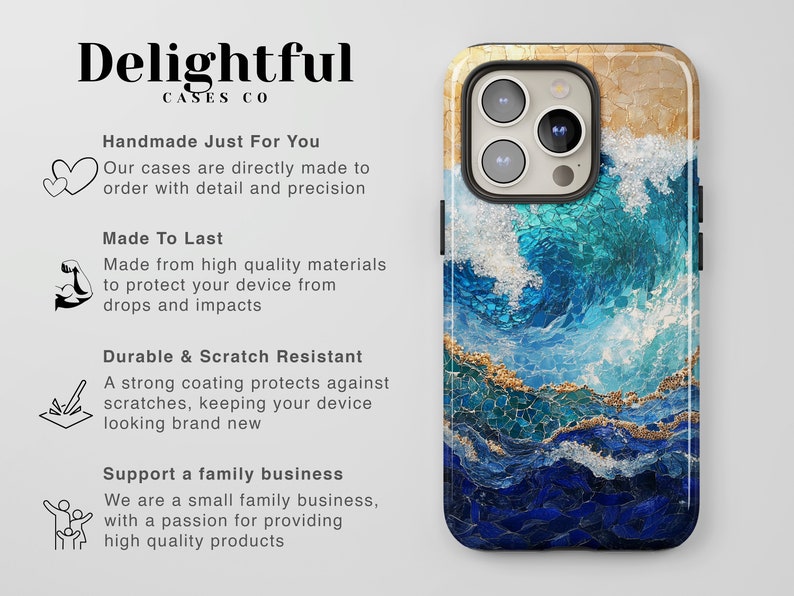 K&ouml;nnte beinhalten: Eine Handyh&uuml;lle mit einem blauen und goldenen Mosaikdesign, das eine Welle zeigt, die an einem Strand bricht. Die H&uuml;lle ist aus hochwertigen Materialien gefertigt, um Ihr Ger&auml;t vor St&uuml;rzen und St&ouml;&szlig;en zu sch&uuml;tzen. Sie ist au&szlig;erdem kratzfest und langlebig. Die H&uuml;lle ist handgefertigt und f&uuml;r lange Lebensdauer ausgelegt. Unterst&uuml;tzen Sie ein Familienunternehmen.