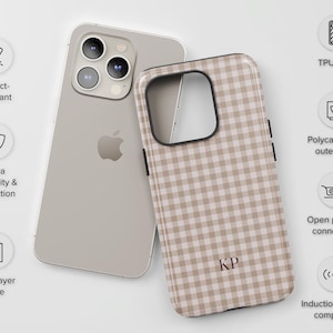 Puede incluir: Una funda de tel&eacute;fono con estampado de cuadros vichy en beige y blanco con las iniciales KP impresas en la parte inferior, junto a un smartphone. Incluye forro de TPU resistente a impactos, carcasa de policarbonato, puertos abiertos y carga inal&aacute;mbrica.