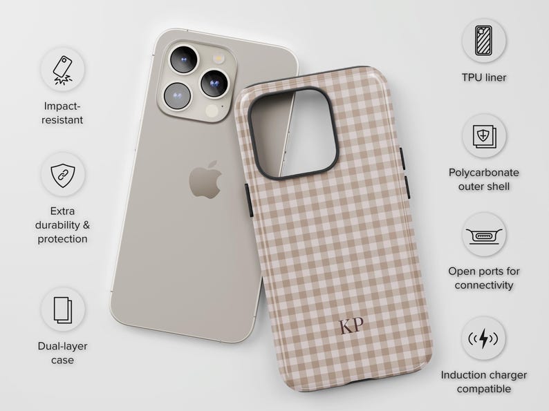 Puede incluir: Una funda de tel&eacute;fono con estampado de cuadros vichy en beige y blanco con las iniciales KP impresas en la parte inferior, junto a un smartphone. Incluye forro de TPU resistente a impactos, carcasa de policarbonato, puertos abiertos y carga inal&aacute;mbrica.