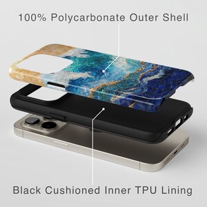 K&ouml;nnte beinhalten: Eine Handyh&uuml;lle mit einem abstrakten Design in Blau und Gold. Die H&uuml;lle besteht aus einer 100%igen Polycarbonat-Au&szlig;enschale mit einer schwarzen, gepolsterten TPU-Innenschicht.