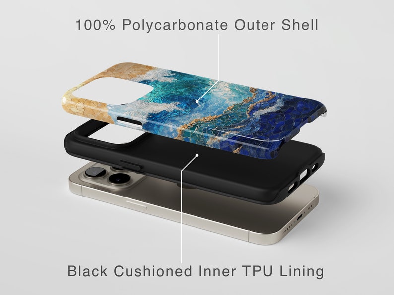 K&ouml;nnte beinhalten: Eine Handyh&uuml;lle mit einem abstrakten Design in Blau und Gold. Die H&uuml;lle besteht aus einer 100%igen Polycarbonat-Au&szlig;enschale mit einer schwarzen, gepolsterten TPU-Innenschicht.