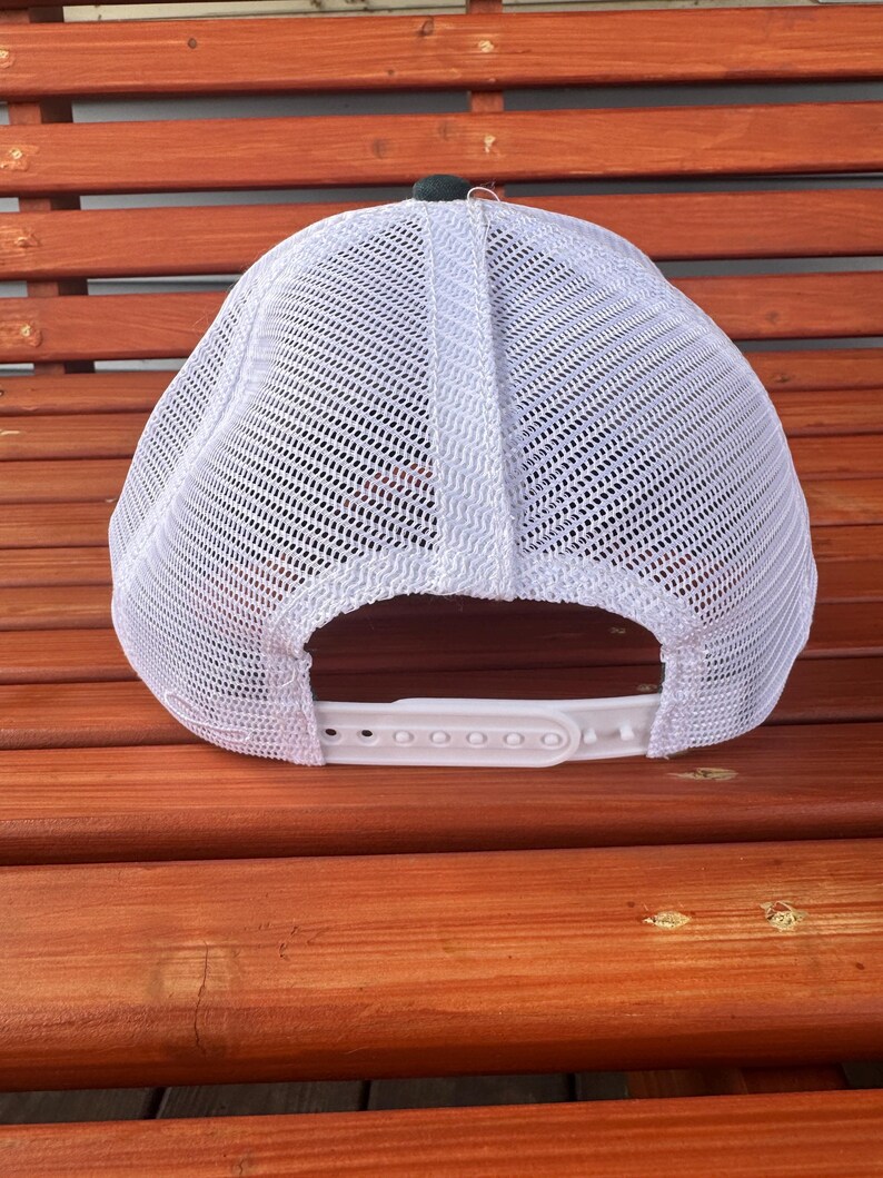 Pu&ograve; includere: Cappellino da baseball in rete bianca con visiera nera e cinturino regolabile bianco. La parte posteriore del cappello &egrave; realizzata in rete traspirante.