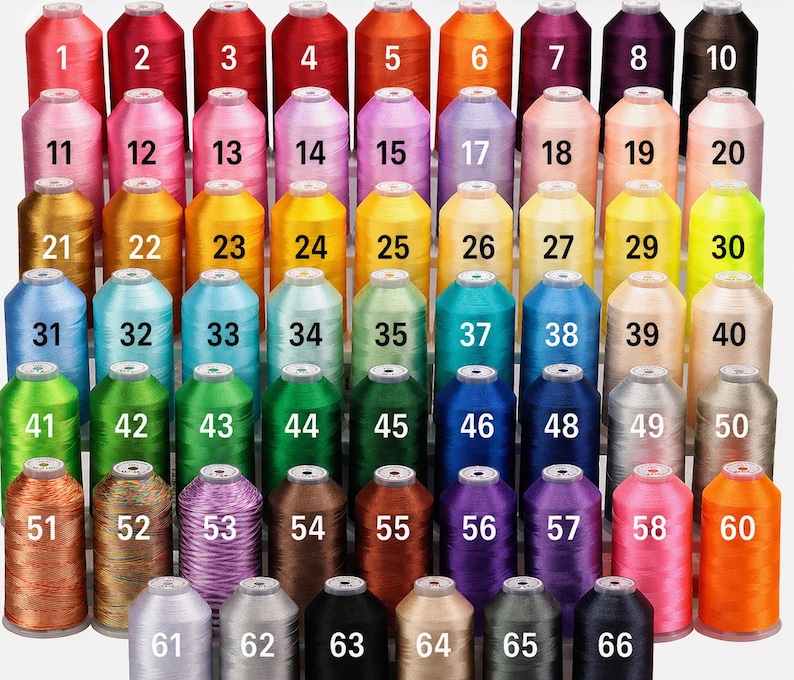 Puede incluir: Una colecci&oacute;n de sesenta y seis carretes cil&iacute;ndricos de hilo de bordar dispuestos en filas, cada uno etiquetado con un n&uacute;mero &uacute;nico del 1 al 66. Los carretes muestran un amplio espectro de colores s&oacute;lidos, incluyendo varios tonos de rojo, rosa, naranja, amarillo, verde, azul, morado, marr&oacute;n, gris y negro.