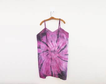vintage 50s Festival Slip Sun Vestido Upcycled Hand Dyed Plum Perfection Tie Dye XXL Plus Tamaño