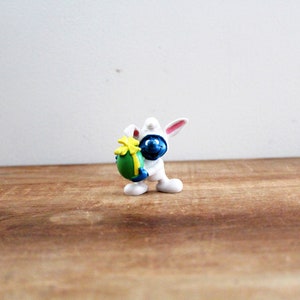 vintage 80s Easter Bunny with Egg Smurf PVC Smurf Miniature Figure 1982 Schleich Peyo Toy