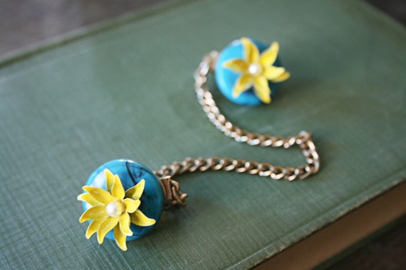 vintage Upcycled 60s Tuquoise and Yellow Spring Flower Sweater Clip
