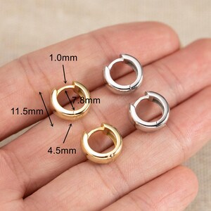 Op de afbeelding: Twee goudkleurige en twee zilverkleurige oorringen. De gouden ringen zijn voorzien van afmetingen: 1,0 mm dikte, 7,8 mm binnendiameter, 11,5 mm buitendiameter en 4,5 mm breedte. De oorbellen hebben een scharnierend sluitingsmechanisme.