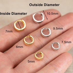 Peut inclure: Une collection de petites créoles dorées et argentées de différentes tailles. L'image affiche des étiquettes pour Inside Diameter et Outside Diameter avec des mesures de 5mm, 6mm, 7mm, 7.5mm, 9.5mm et 10.5mm indiquées près des anneaux.