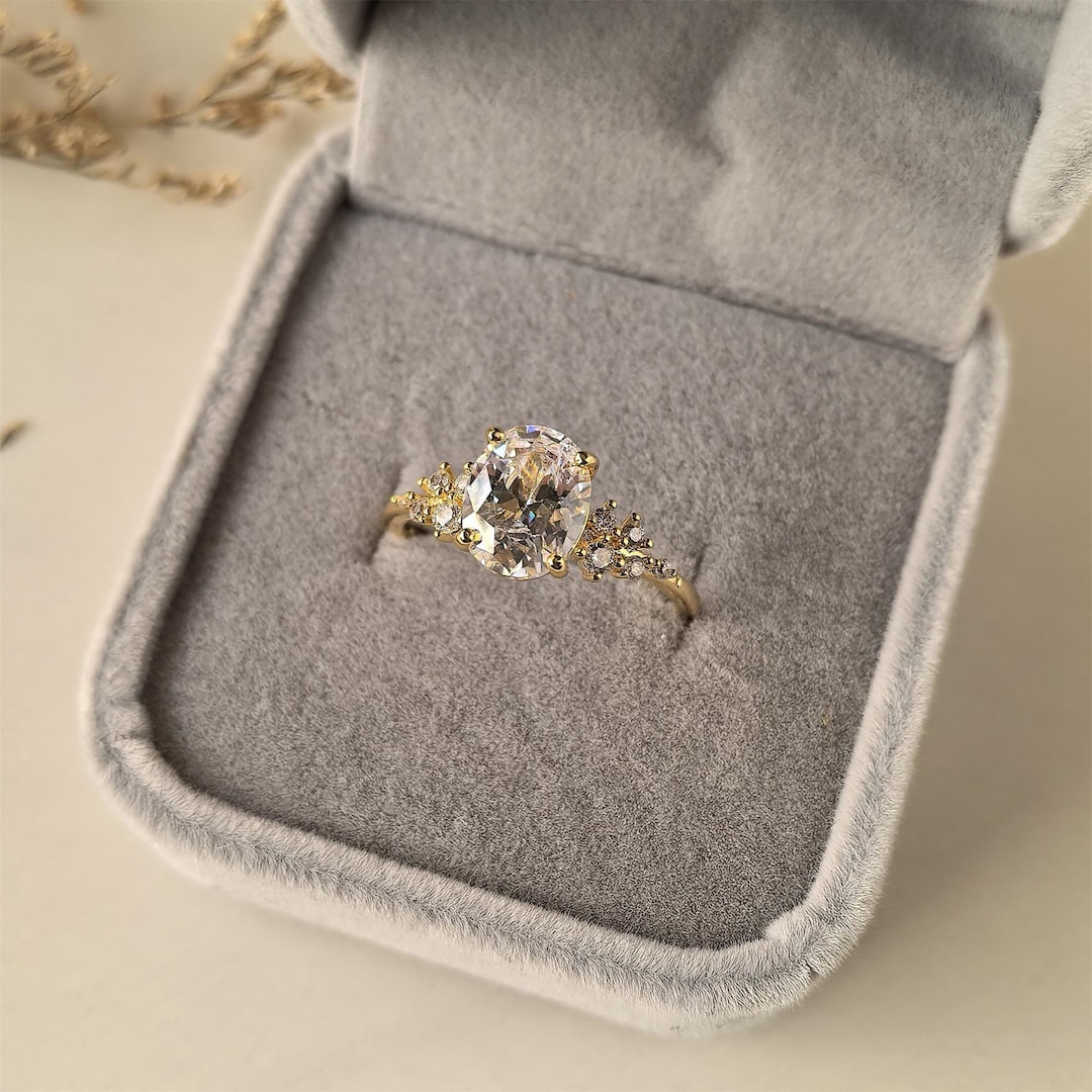 Bague de fiançailles ovale en moissanite avec diamant simulé or