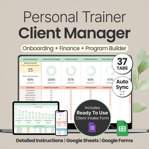 以下が含まれることがあります： ラップトップ、タブレット、携帯電話に表示される、パーソナル・トレーナーのクライアント・マネージャーのデジタル・テンプレート。インターフェースには、クライアントのオンボーディング、財務、プログラム・ビルダーの機能が含まれています。画像には、37個のタブ、自動同期機能、すぐに使えるクライアント受付フォームが表示されています。