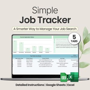 Puede incluir: Una pantalla de portátil muestra una hoja de cálculo "Simple Job Tracker". La hoja de cálculo muestra el estado de la solicitud, los datos de contacto y las necesidades de seguimiento. El texto "Detailed Instructions | Google Sheets | Excel" está incluido.