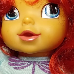 Jakks Pacific Disney Princess Baby Ariel Deluxe Toddler Doll La Sirenetta LEGGI immagine 11