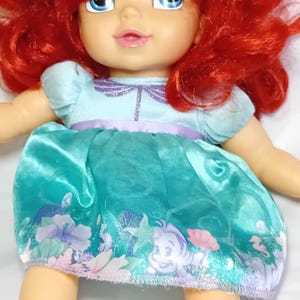Jakks Pacific Disney Princess Baby Ariel Deluxe Toddler Doll La Sirenetta LEGGI immagine 5