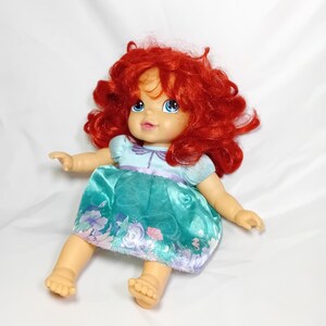 Jakks Pacific Disney Princess Baby Ariel Deluxe Toddler Doll La Sirenetta LEGGI immagine 3