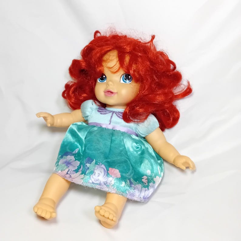 Jakks Pacific Disney Princess Baby Ariel Deluxe Toddler Doll La Sirenetta LEGGI immagine 3