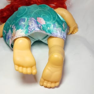Jakks Pacific Disney Princess Baby Ariel Deluxe Toddler Doll La Sirenetta LEGGI immagine 8