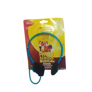Puede incluir: Un kit de accesorios High School Musical Sharpay. El kit incluye unos auriculares azules con almohadillas negras. El embalaje es amarillo y rojo con el logotipo de Disney e imágenes del elenco de High School Musical.