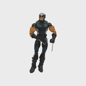 Puede incluir: Figura de acción de Wolverine en pose dinámica. La figura presenta un traje azul y negro, máscara plateada y brazos musculosos expuestos. Tiene botas y guantes negros, con garras plateadas extendidas. El fondo es liso.