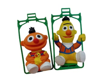 Vintage VTG Sesamstraat Muppets Baby's Peuters Kinderen Bert & Ernie Op Schommels Plastic Squish Schommelspeelgoed Coördinatie Gebouw Collectible