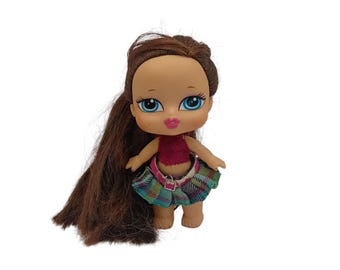 Boneca Bratz Babyz Kiani da MGA Entertainment, vintage anos 2000, cabelo comprido, estilo Kidcore, nostalgia Girlhoodcore, boneca para meninas, brinquedo feminino. Marcas de uso.