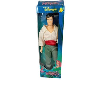 Conjunto com 2 bonecos novos da Tyco Disney Princess, Príncipe Eric e Ariel da Pequena Sereia. LEIA imagem 8